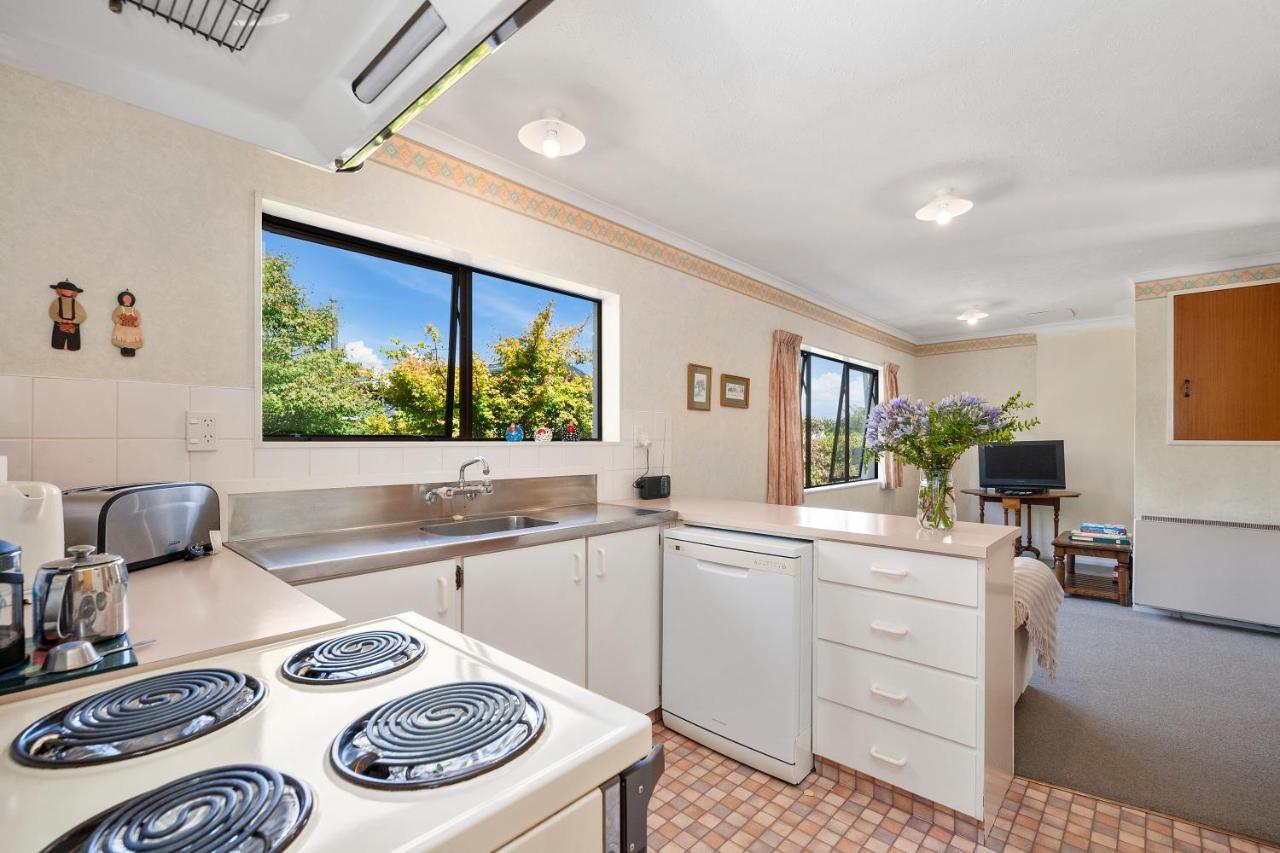 Lake Vista At Two Mile Bay- Taupo Central Home Екстериор снимка